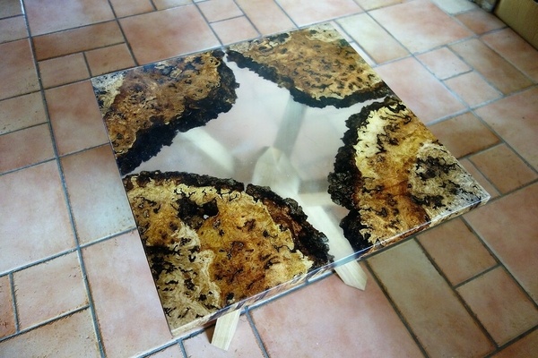 Table basse loupe et résine