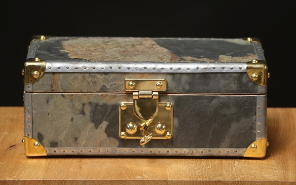 Malle de "poupée"  en feuille de pierre