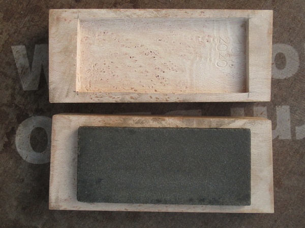 Boîte monoxyle pour pierre à affûter