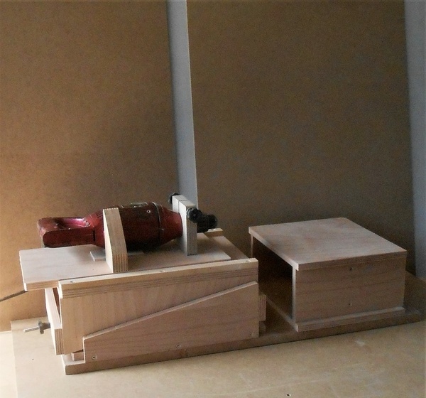 Machine à percer à l'horizontal, réglable en hauteur sur plan incliné