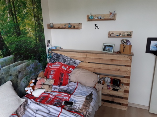 Tête de lit et étagères en palette