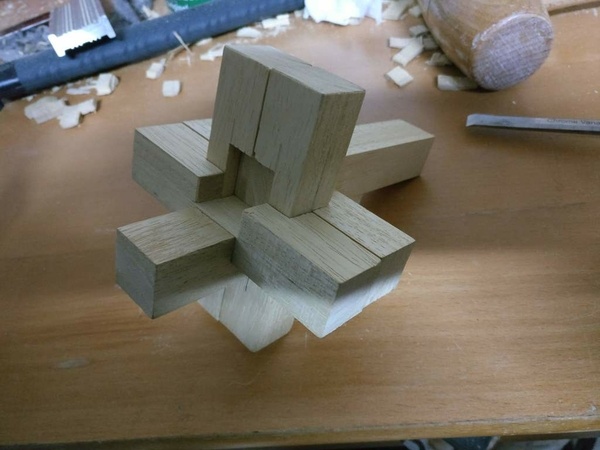 Casse tête croix du menuisier