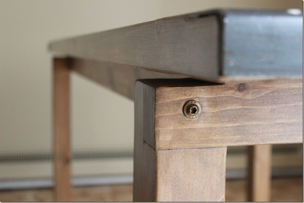 Une table à manger en pin