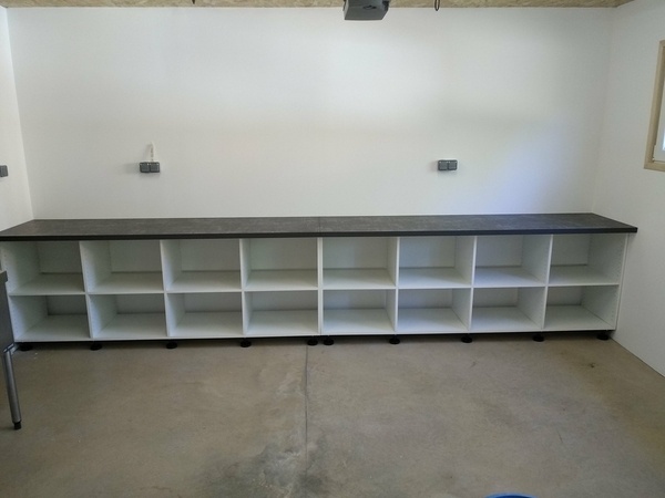 Grands plans de travail et caissons.