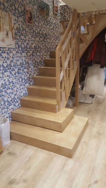 Escalier sur crémaillère à quart tournant.