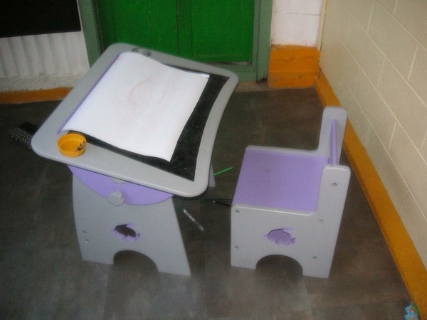 Petit bureau d'enfant inclinable