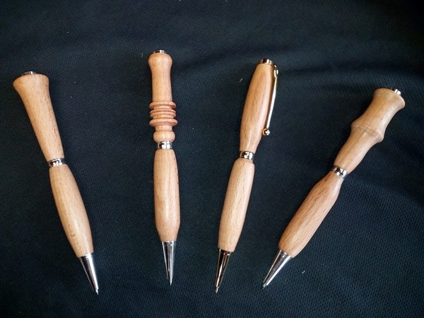 Des stylos en cadeau de table pour les enfants