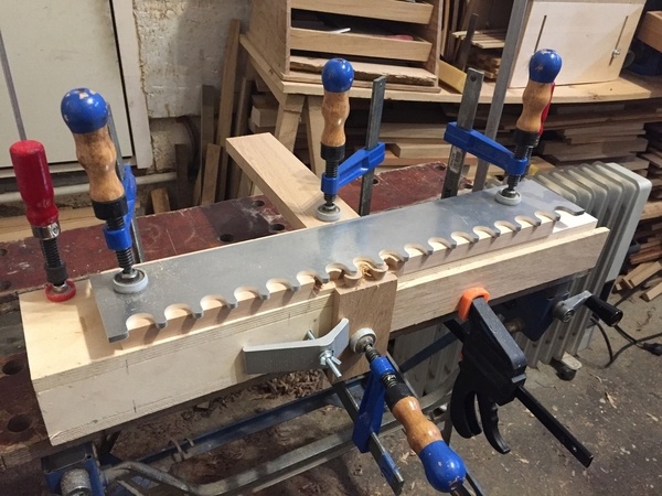 Gabarit à queue d'aronde recouverte.