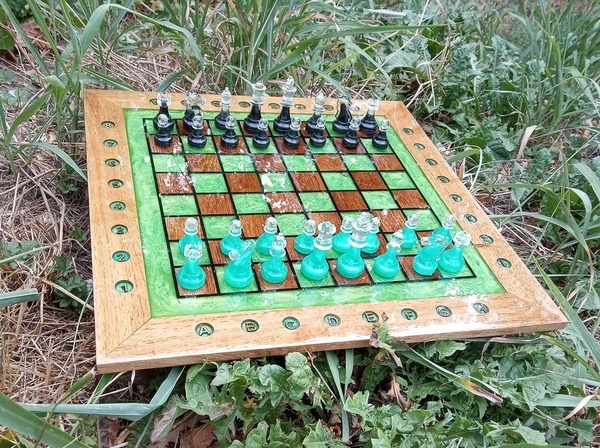 Echiquier à plat chataignier teinté et epoxy vert