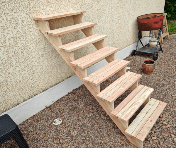 Fabrication d'un escalier en bois pour piscine hors sol