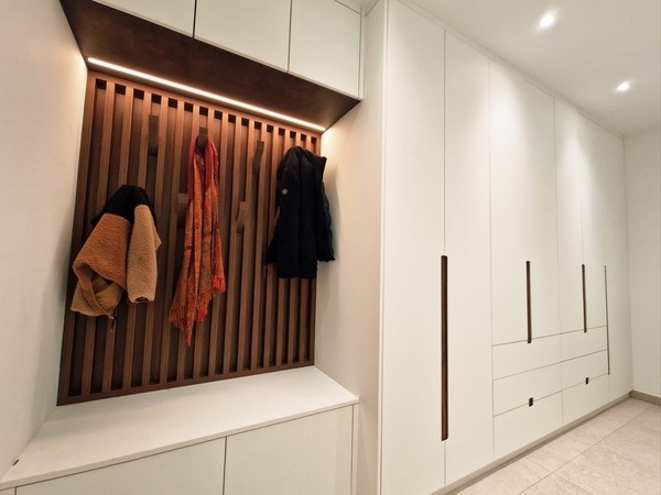 Vestiaire avec banquette et claustra