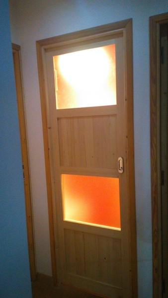 Porte coulissante des toilettes