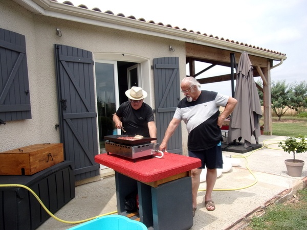 BARBECUE  DEJA TRAFORMÉ EN TABLE DE PLANCHA