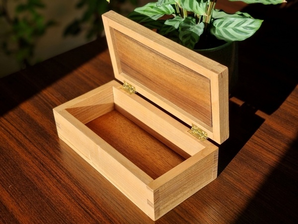 Une boite noyer et frêne