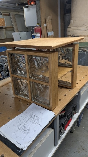 Petite table en carreaux de verre et du chêne