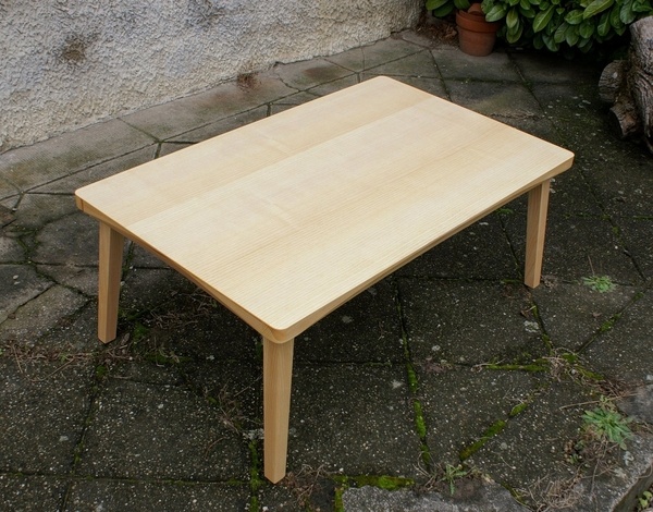 Table basse en frêne