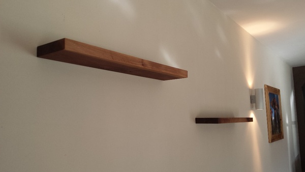 Des étagères à fixation invisible