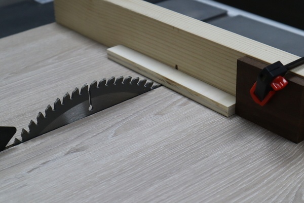 Chariot de coupe avec une porte de meuble