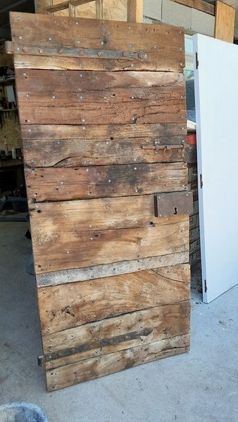 Fabrication d'une porte ancienne