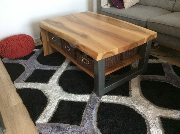 Table de salon en noyer (très) massif, et tube acier.