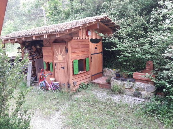 Cabane d'enfant et douche d'été.
