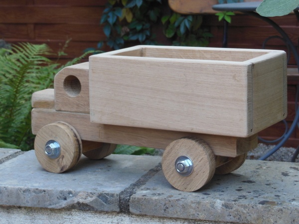 Petits camions en chêne