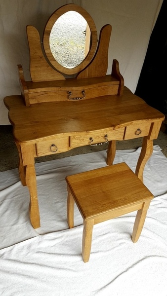 Coiffeuse en chêne massif.