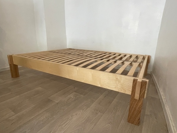 Lit frêne et chêne, assemblages mi-bois/enfourchements