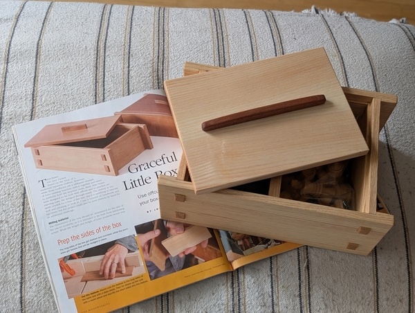 Boite pour pièces d'échec en frêne