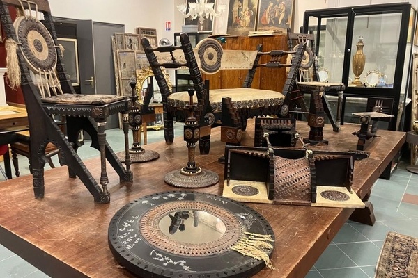 Des meubles Carlo Bugatti sauvés de la déchetterie