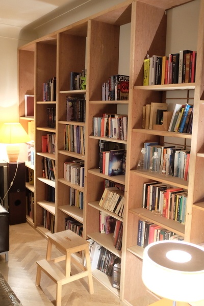 Bibliothèque en contreplaqué