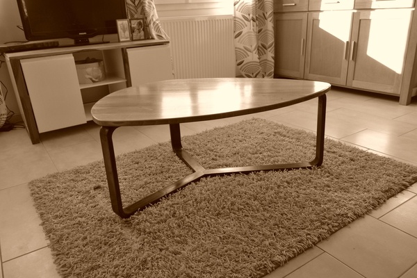 Table basse trois pieds