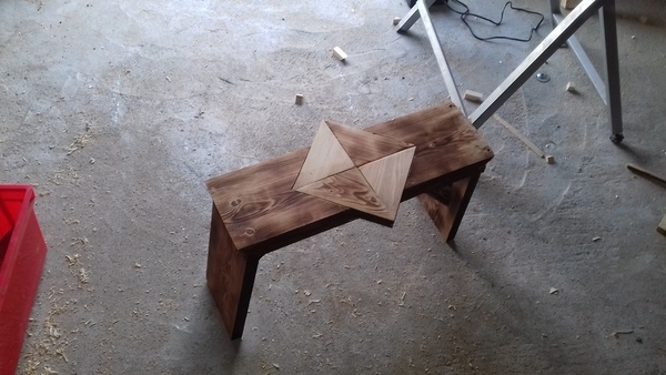 Un petit banc en bois