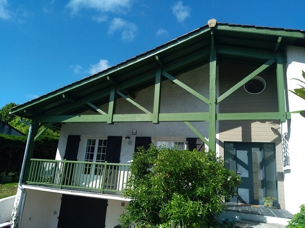 Restauration de ferme extérieure sur poteaux et rambardes de balcon