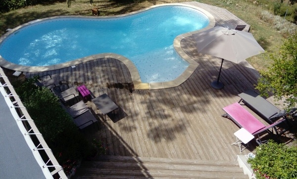 Terrasse de piscine. (Retour THT)