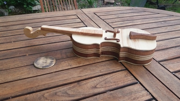 Boite en forme de violon