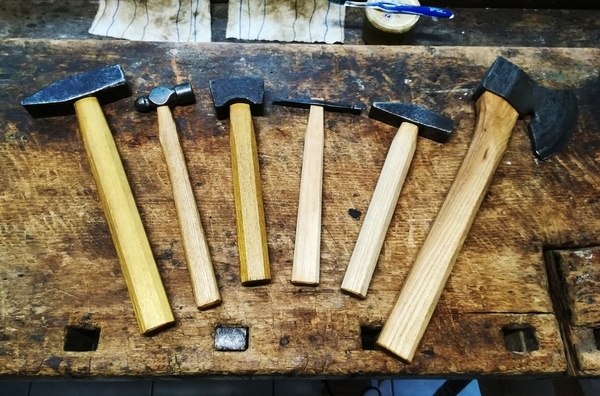 Manches de marteaux, tirés de bûches, sans machine