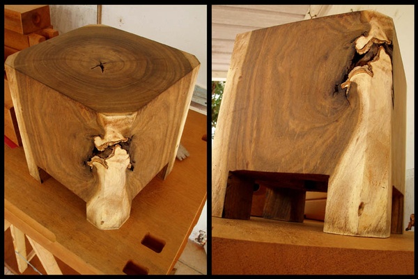 Taillé dans une seulle pièce en conservant l'aubier pour le contraste.