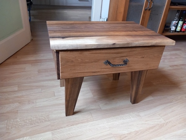 Une table de chevet