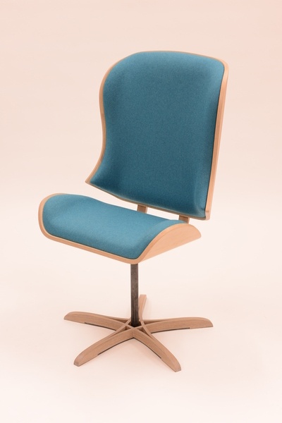 Chaise bois et courbures