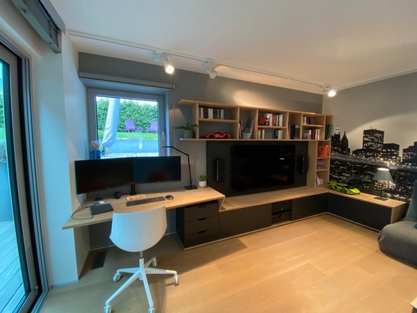 Ensemble bureau meuble TV et bibliothèque en chêne et valchromat noir