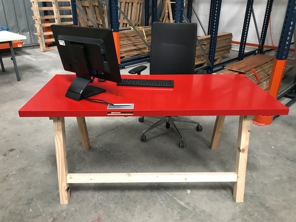 Bureau en matériaux de réemploi