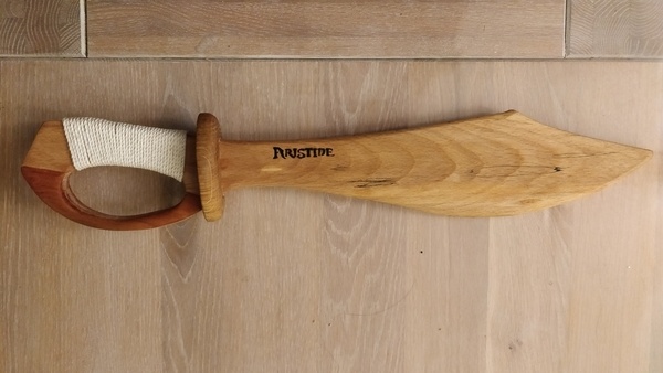 Sabre pirate en bois pour enfant aventurier