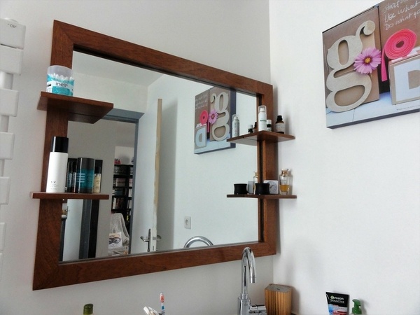 Cadre de miroir avec étagère