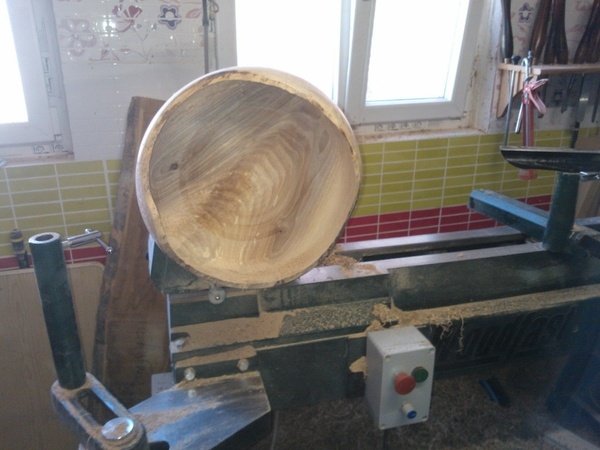 Plat en noyer (legerement mangé)