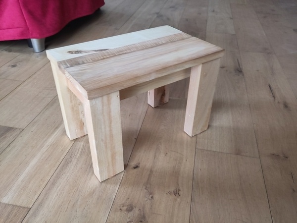 Marche pied en frêne