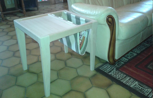 Petite table porte-revues