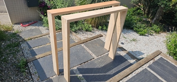 Voyelle, Console, entre Canapé et Mur