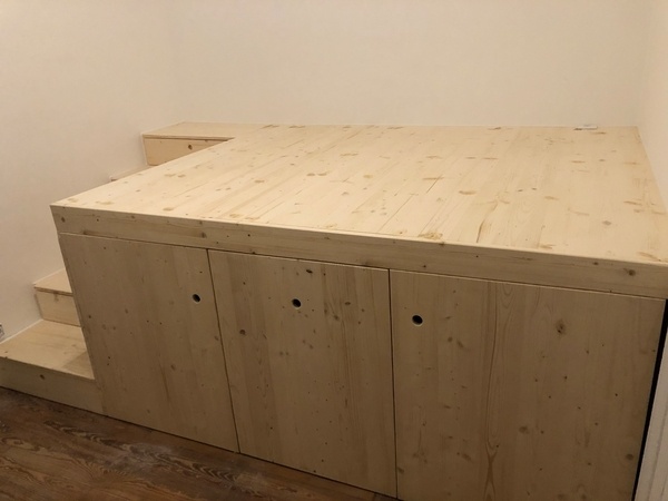 Lit estrade avec escalier