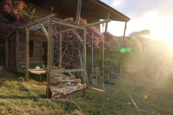 Une aire de jeu pour la cabane